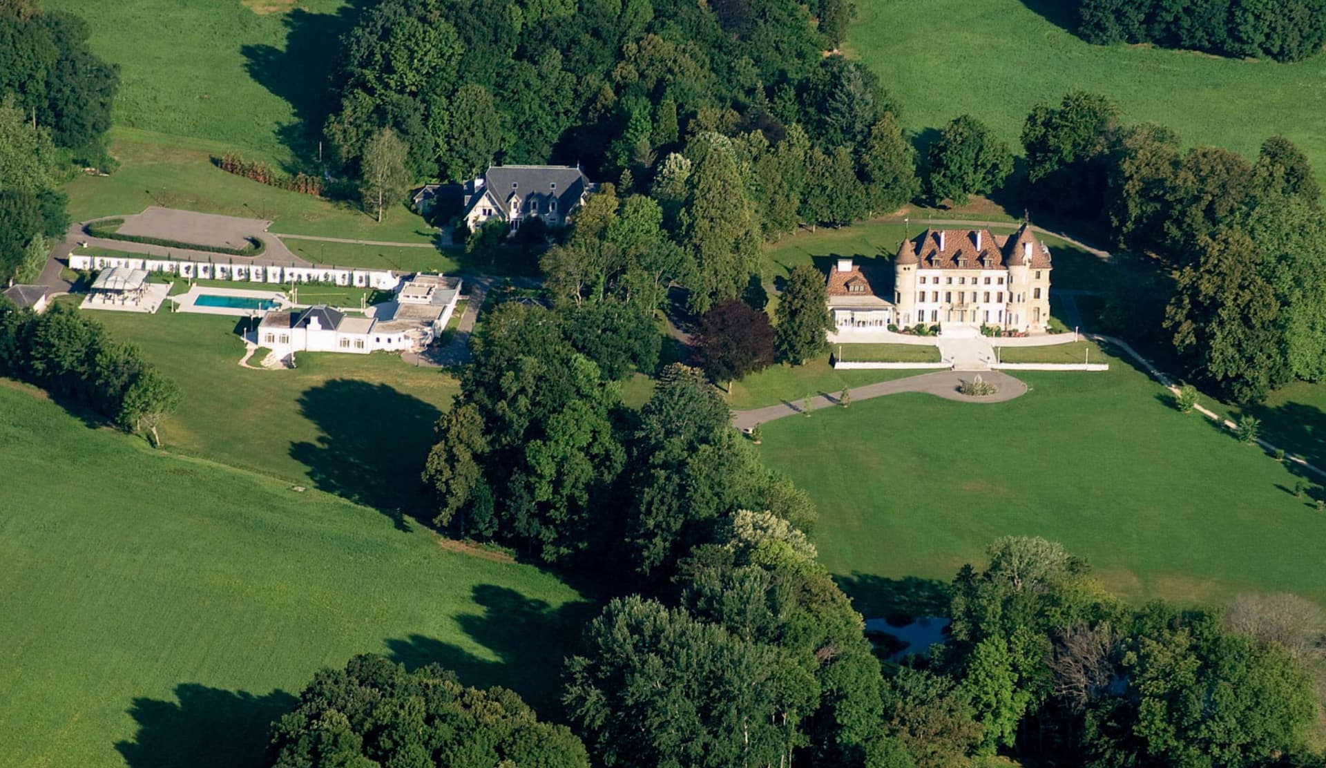 Vue aérienne d'un château d'exception et de son parc sur l'arc lémanique
