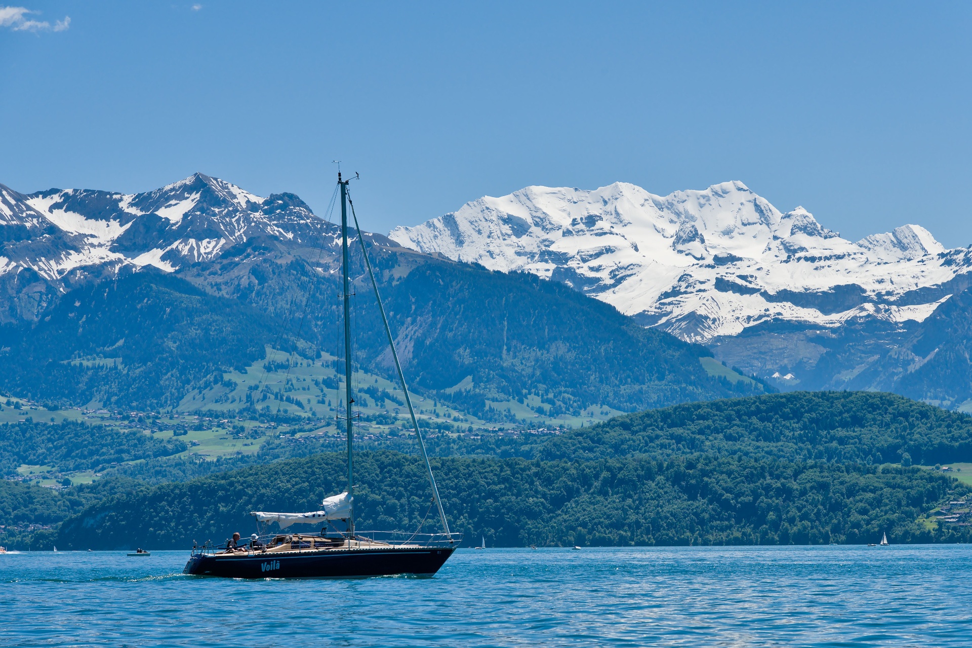 Domaine de prestige au bord du Léman, sommets alpins en arrière-plan
